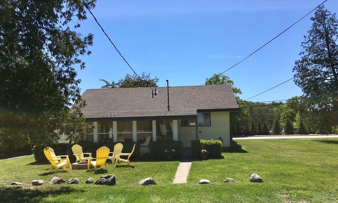 Beulah Cabaña | Cozy- Center St. Beulah, MI- Sleeps 5