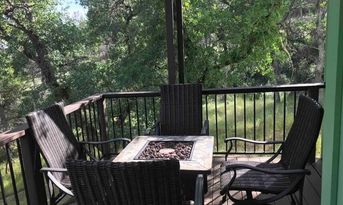 Chico Cabina | Cozy Centerville Cabin Jacuzzi Bathtub | Firepit | Secluded Nature