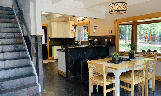Country Club Estates Casa | Cozy Chalet & Dog Friendly!