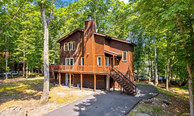 East Stroudsburg Casa | Cozy Chalet +Game Rm & Fireplace