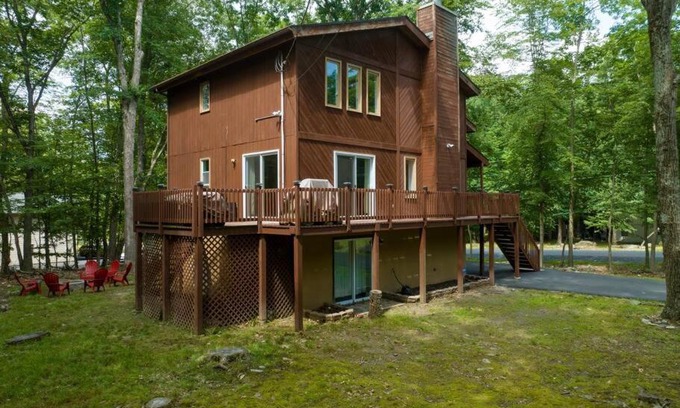 East Stroudsburg Casa | Cozy Chalet Game Rm and Fireplace
