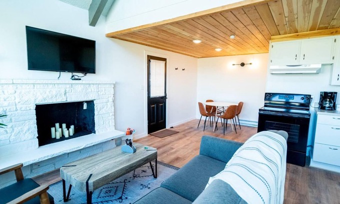 Ocean Shores Chalet De Esquí | Cozy Chalet in Ocean Shores located within steps from the beach