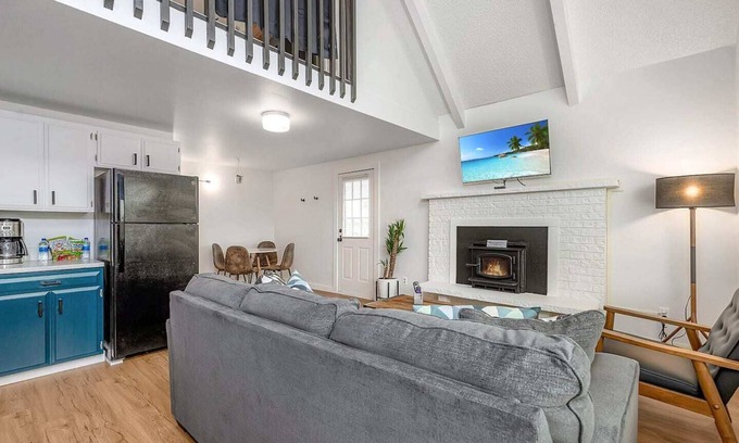 Ocean Shores Chalet De Esquí | Cozy Chalet in Ocean Shores located within steps from the beach