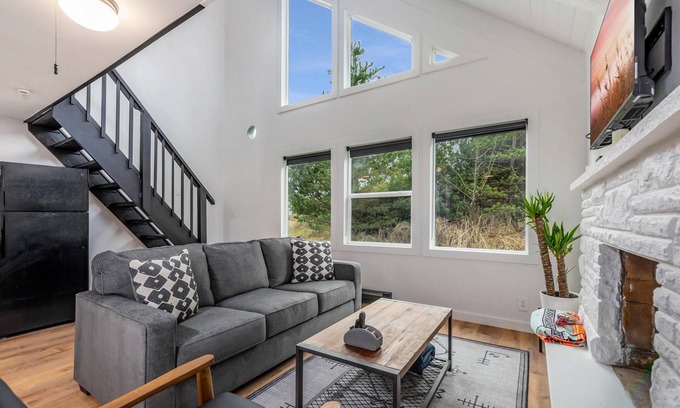 Ocean Shores Chalet De Esquí | Cozy Chalet in Ocean Shores located within steps from the beach