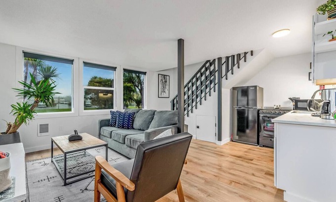 Ocean Shores Chalet De Esquí | Cozy Chalet in Ocean Shores located within steps from the beach