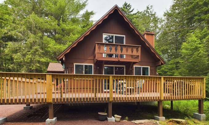 Pocono Pines Chalet De Esquí | Cozy Chalet in Pocono Pines. Two blocks from Lake Naomi.
