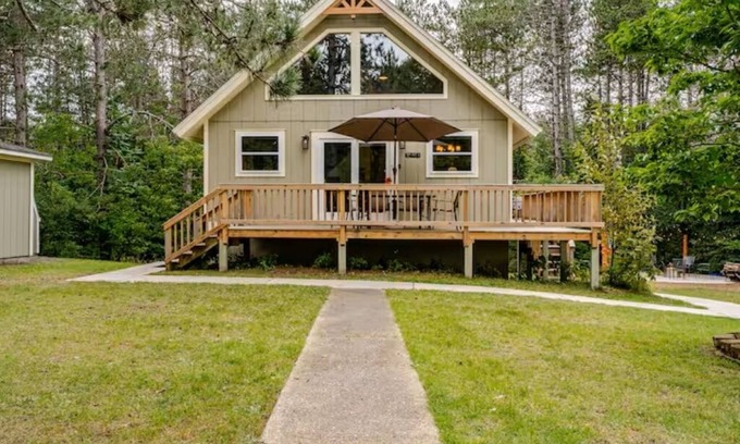 Williamsburg Cabina | Cozy Chalet in the Heart of Northern Michigan
