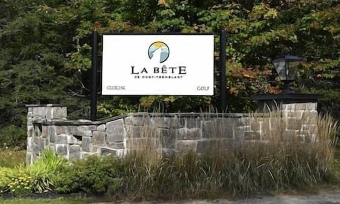 Mont-Tremblant Apartamento | Cozy Chalet on the 9th Hole La Bête Pool Golf