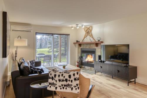 Mont-Tremblant Chalet De Esquí | Cozy Chalet on the 9th Hole La Bête Pool Golf