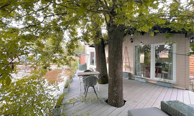 Geel Chalet De Esquí | Cozy chalet with a waterside terrace