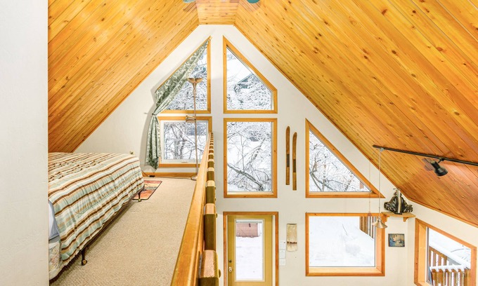 Alyeska Chalet De Esquí | Acogedor chalet con bañera de hidromasaje privada y vistas a pie de pistas, se admiten perros