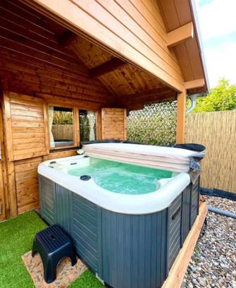 Vijfhuizen Casa | Cozy chalet with garden and jacuzzi near Amsterdam