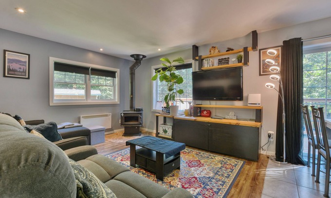 Chertsey Casa | Cozy chalet with river access, sauna & nature