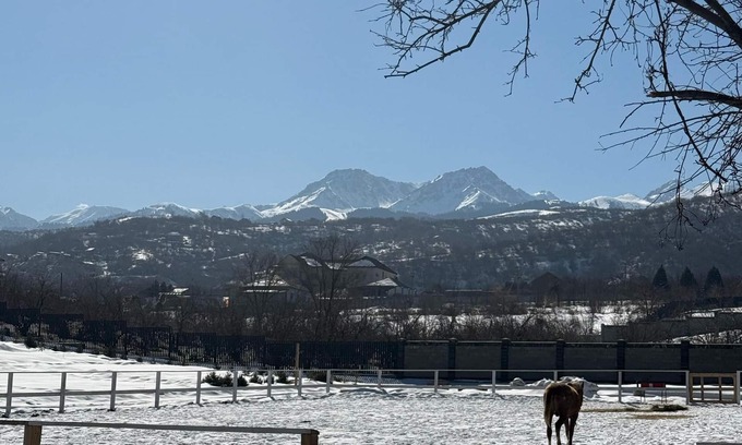 Almaty Chalet De Esquí | Cozy chalet with WiFi and AC in amazing Almaty with city view.