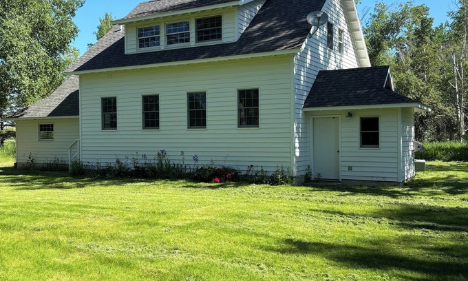 Kalispell Cabaña | Cozy charming Flathead Valley Cottage, under the shadow of the Swan Mountains