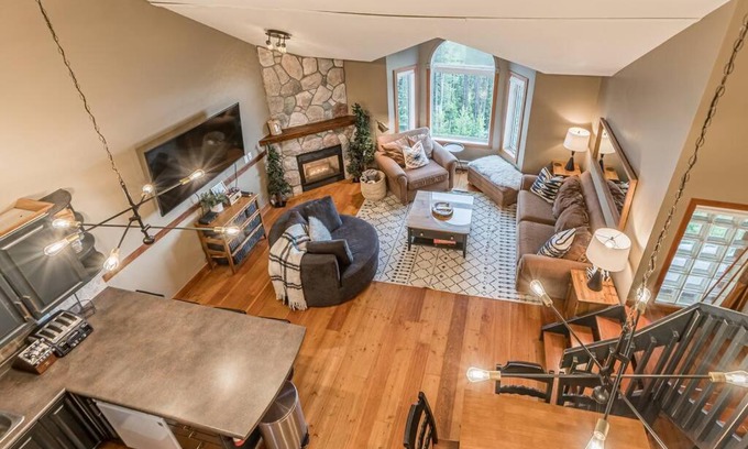 Big White Ski Resort Apartamento | Cozy Chateau Styled Top Floor-2 Story Condo, True Ski-in/ Ski-out