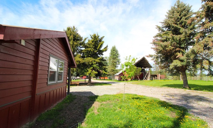 Whitefish Cabina | Cozy cheerful cabin in great location