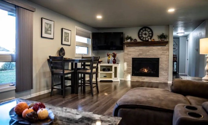 Green Bay Casa | Cozy & Cheerful Home-2 Levels of Comfort!