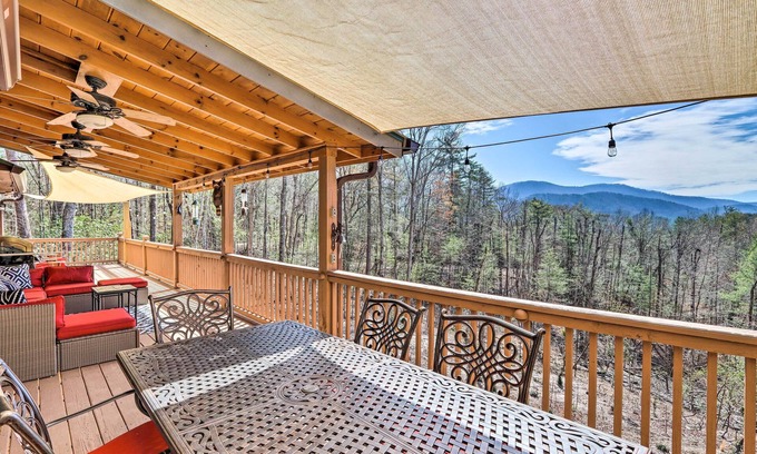 Hidden Lake Cabina | Cozy Cherry Log Cabin ~ 10 Mi to Mercier Orchards