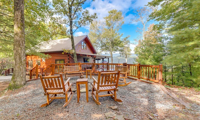 Hidden Lake Cabina | Cozy Cherry Log Cabin w/ Hot Tub & Mountain Views!