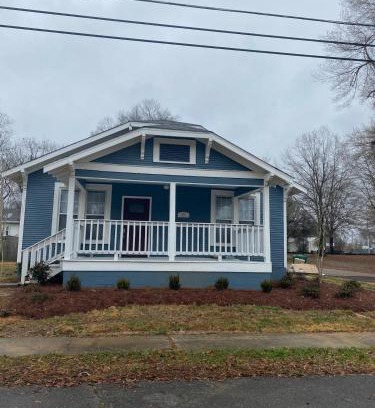 Tupelo Casa | Cozy Chestnut Cottage- Downtown favorite!