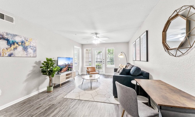 Pleasant Valley Apartamento | Cozy Chic 2BR King Suite w Gym Pool Close to DT