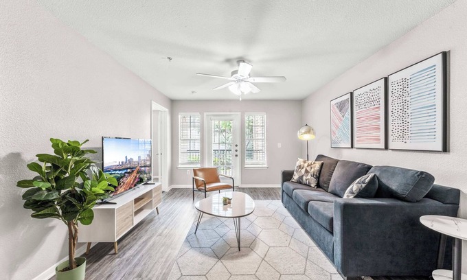 Pleasant Valley Apartamento | Cozy Chic 2BR King Suite w Gym&Pool close to DT