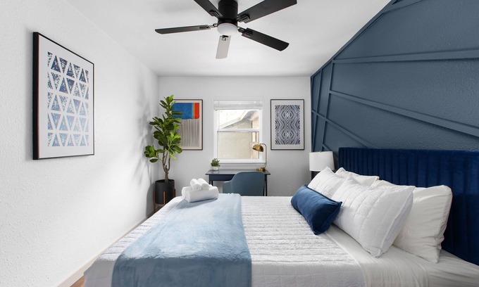 South Lamar Casa | Cozy-Chic 2BR Patio Ideal for Groups