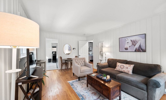 East Point Cabaña | Cozy & Chic in South Atlanta/East Point ,Hi Speed WiFi for remote work