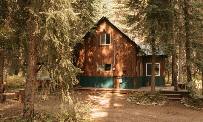 McCall Cabina | Cozy, Classic McCall Cabin Tucked in the Woods Just Off Warren Wagon w/ Hot Tub.