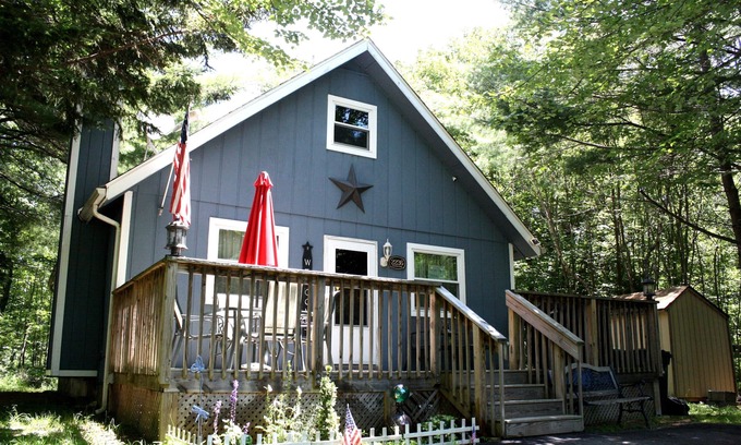 Pocono Summit Chalet De Esquí | ACOGEDOR Y LIMPIO! 2 BR Pocono MTN Chalet con excelente ubicación!