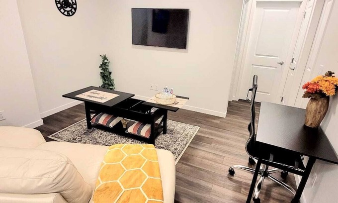 Southeast Calgary Casa | Cozy & Clean 2Bedrms (2 Queen Beds) + Free Street Parking