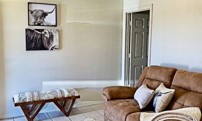 Madisonville Apartamento | Cozy, clean and lovely 1 bedroom apartment with full kitchen. Pet friendly!