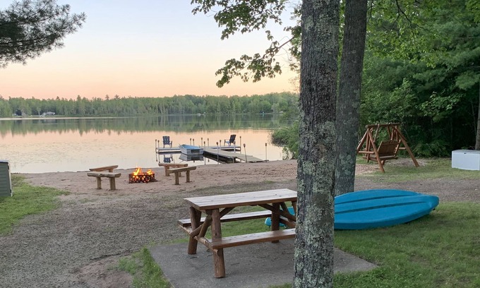 Wetmore Cabaña | Cozy & clean cottage on lake near Pictured Rocks