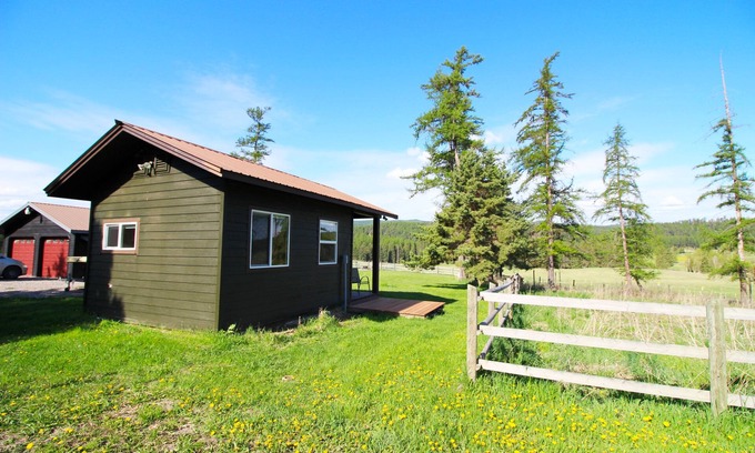 Whitefish Cabina | Cozy & Clean, One Room Cabin Retreat