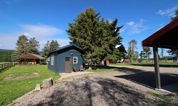 Whitefish Cabina | Cozy & Clean, One Room Cabin Retreat