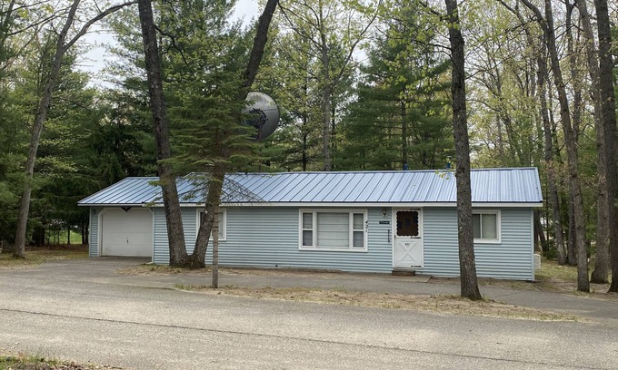 Higgins Lake Cabaña | Cozy Clean Quaint Quiet Base Camp Cottage