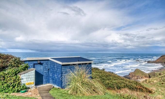 Yachats Cabina | Cozy Cliffside Cabin Stunning Oregon Coast Views | No Cleaning Fees