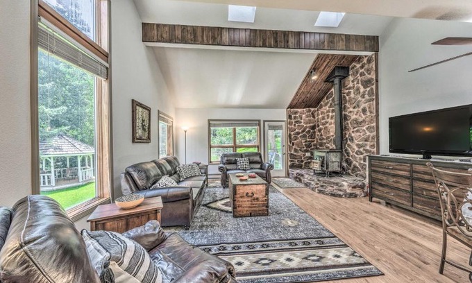 Cloudcroft Casa | Cozy Cloudcroft Townhome about 1 Mi to Burro Ave!