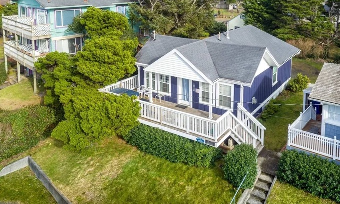 Lincoln City Cabaña | Cozy Coast Cottage: King, Hot Tub, Near Beach