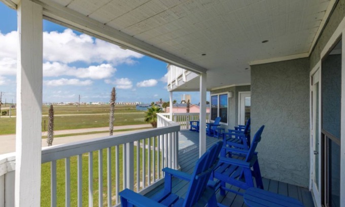 Port Aransas Condominio | Cozy coastal condo steps from the beach.