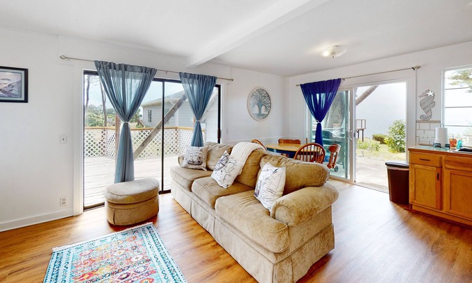 Elk Cabina | Cozy Coastal Cottage with Ocean Views, Deck and full kitchen