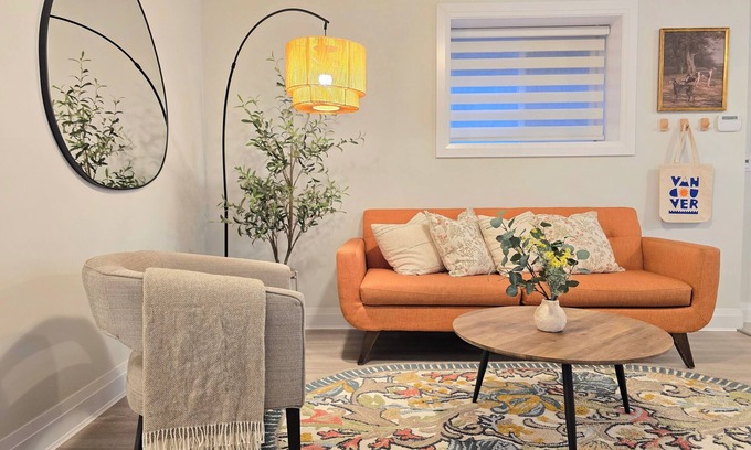 Upper Lonsdale Casa | Cozy Coastal Haven l North Van w/parking & laundry