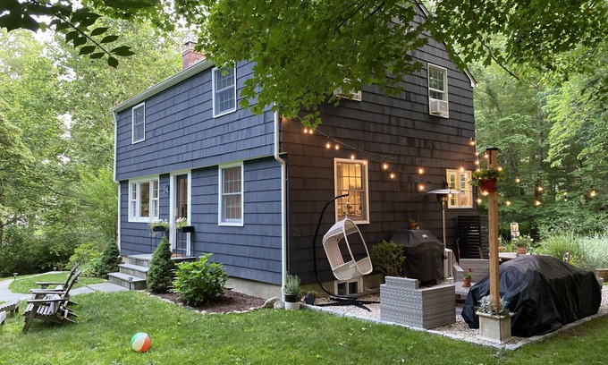 Darien Casa | Cozy Coastal Retreat w/ Detached Office Near NYC