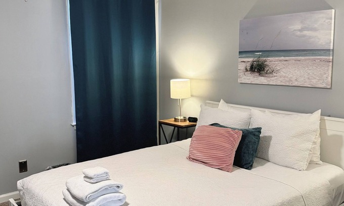 Norfolk - Virginia Beach Casa | Cozy Coastal VB Townhome 15 mins from Oceanfront with 8-ft Fence and Beach Gear!