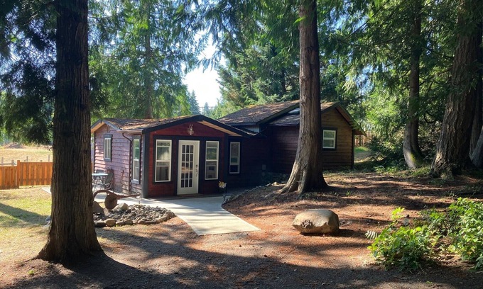 Shawnigan Lake Cabaña | Cozy Cobble Hill cottage-one bedroom detached private suite.