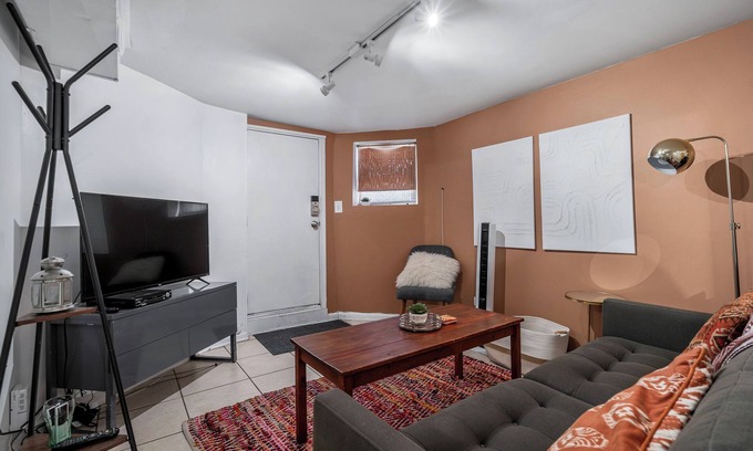 Logan Square Apartamento | Cozy & Colorful garden unit in Logan Square
