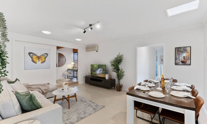 Robertson Casa | Cozy Comfort: 4BR near Malls and Transport!