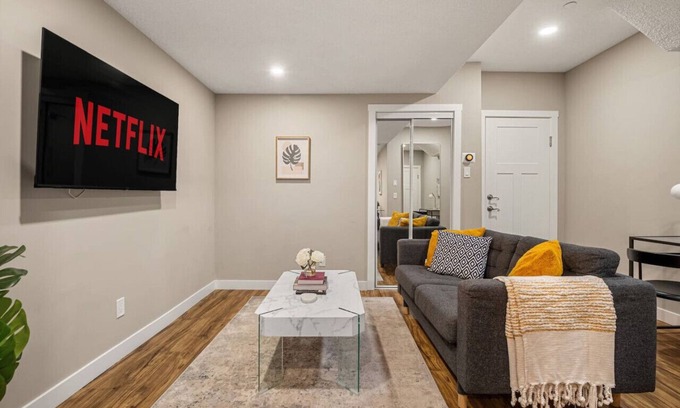 Calgary Apartamento | Cozy & Comfortable 2 Bedroom Suite, Mins to Airport, NW Calgary.