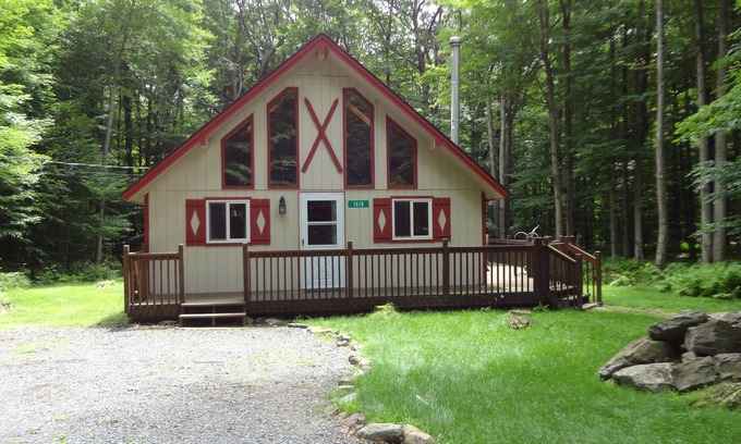 Locust Lake Village Chalet De Esquí | Ahora reservando para otoño e invierno. Acogedor chalet en el corazón de los Poconos.
